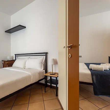 Guesthost - Naviglio Pavese Comfortable With Balcony! アパート ミラノ