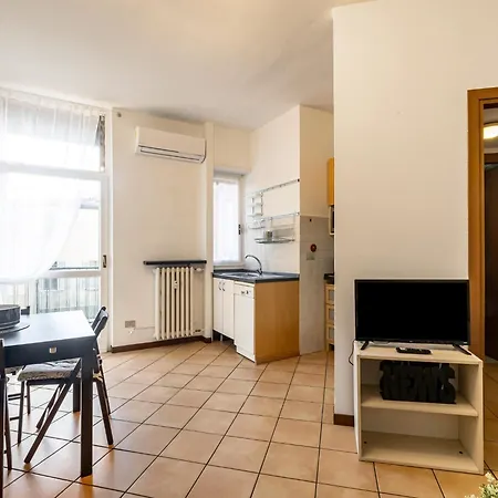 Guesthost - Naviglio Pavese Comfortable With Balcony! アパート