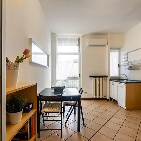 Guesthost - Naviglio Pavese Comfortable With Balcony!